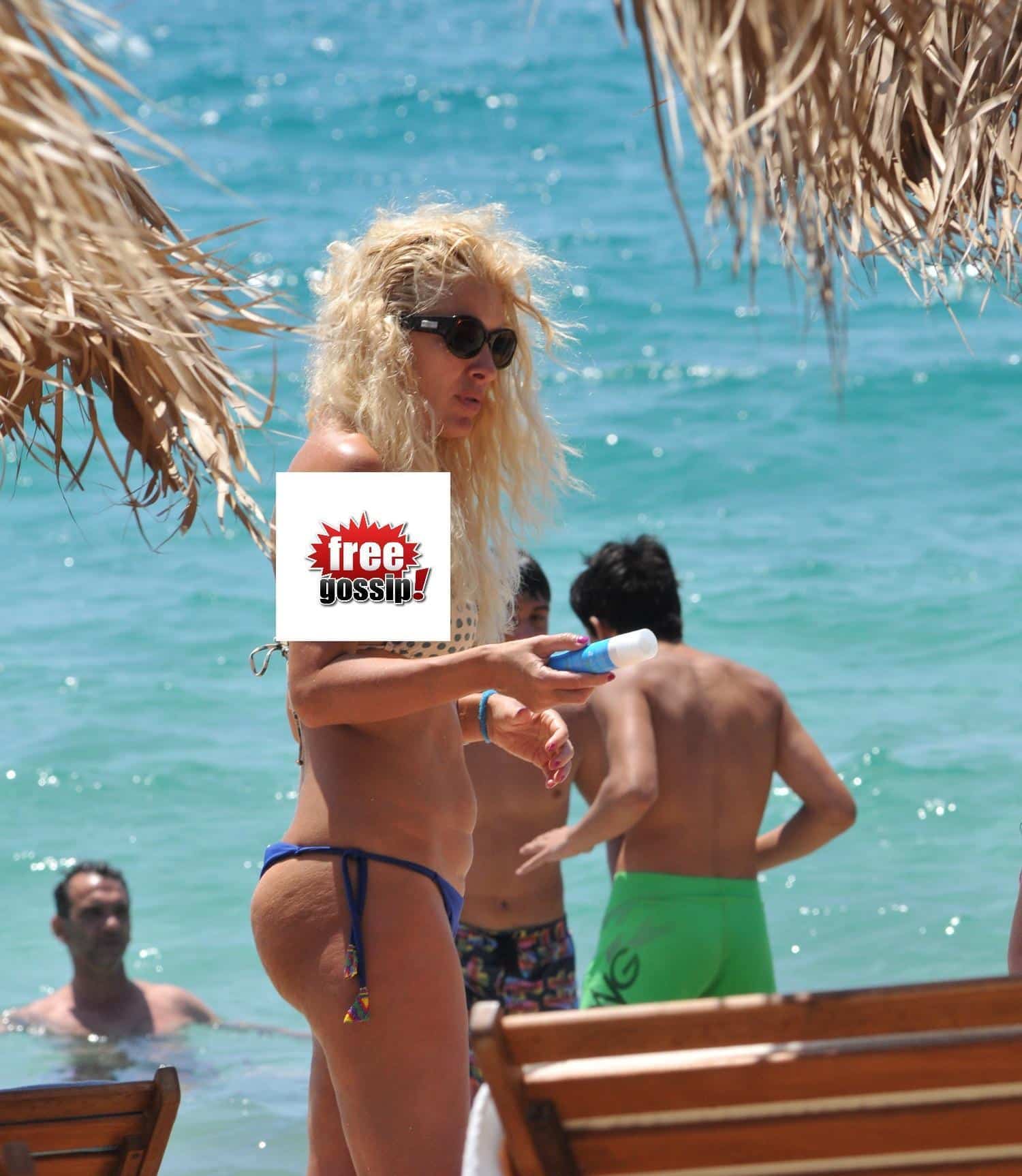 Ελένη Μενεγάκη μαγιό: Πουά τοπ πάνω, βαθύ μπλε κάτω και το μαλλί οξυζεναρισμένο φουλ!