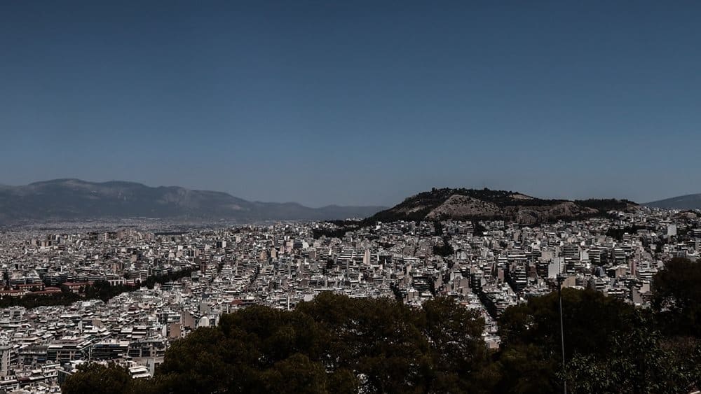Τα βάζουν στον Κ@λο τους: Στοκ κατοικιών των τραπεζών και των servicers Περίπου 25.000 κατοικίες έχουν συγκεντρώσει μέχρι σήμερα οι τράπεζες και οι εταιρείες διαχείρισης απαιτήσεων (servicers), στο πλαίσιο της διαδικασίας εξορθολογισμού των "κόκκινων” δανείων. Παράλληλα, στο πλαίσιο της εντατικοποίησης των πλειστηριασμών, στόχος των servicers είναι να ανακτούν, αρχής γενομένης από φέτος, περίπου 5.000 κατοικίες ετησίως, κάτι που σημαίνει ότι θα δημιουργηθεί ένα πολύ σημαντικό απόθεμα κατοικιών, που θα μπορούσαν να διατεθούν σταδιακά τα επόμενα χρόνια στην αγορά ακινήτων, τονώνοντας την προσφορά.
