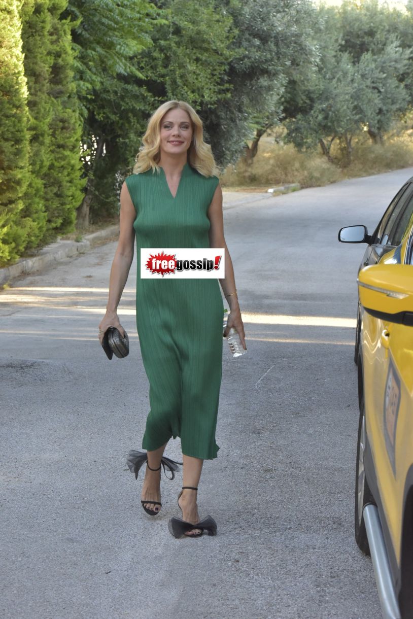 Ζέτα Μακρυπούλια ηλικία! Στα 40 με μάξι φόρεμα, πέδιλα ( όχι βατραχοπέδιλα) τεράστιο φιόγκο και πεντικιούρ!