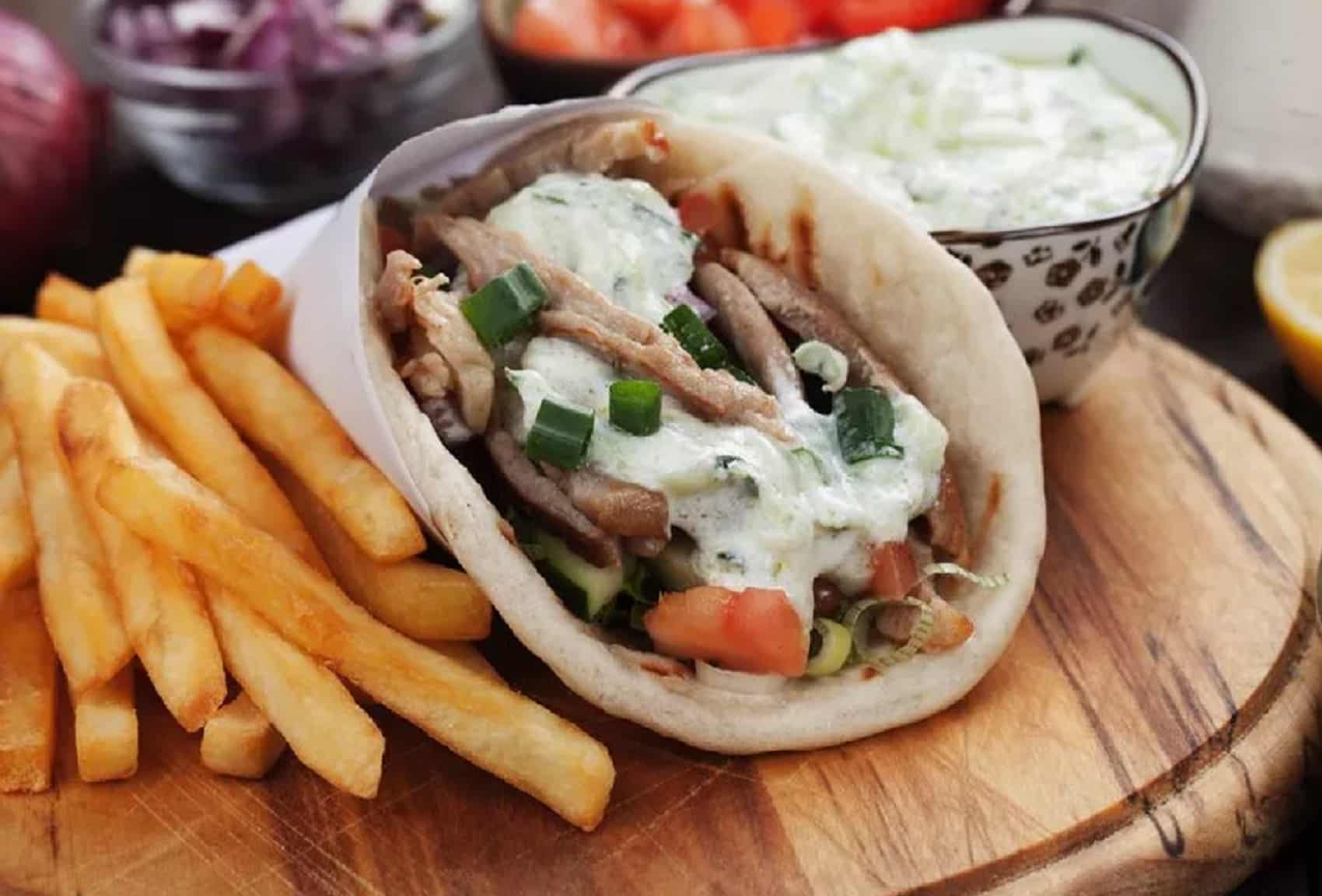 Το "καρτέλ" των σουβλατζίδικων! Αντί στο πλάι, ΑΠΕΝΑΝΤΙ στον Έλληνα!