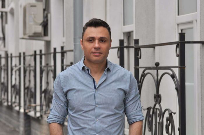 Ποιος είναι ο Κοσμάς Μαρινάκης με το Greekonomics: Το βιογραφικό, η καταγωγή και η εκπαίδευσή του