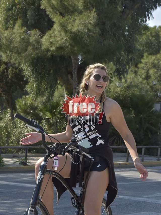 Κωνσταντίνα Σπυροπούλου! Ποδήλατο στην Βουλιαγμένη με running σορτάκι και κοτσίδες