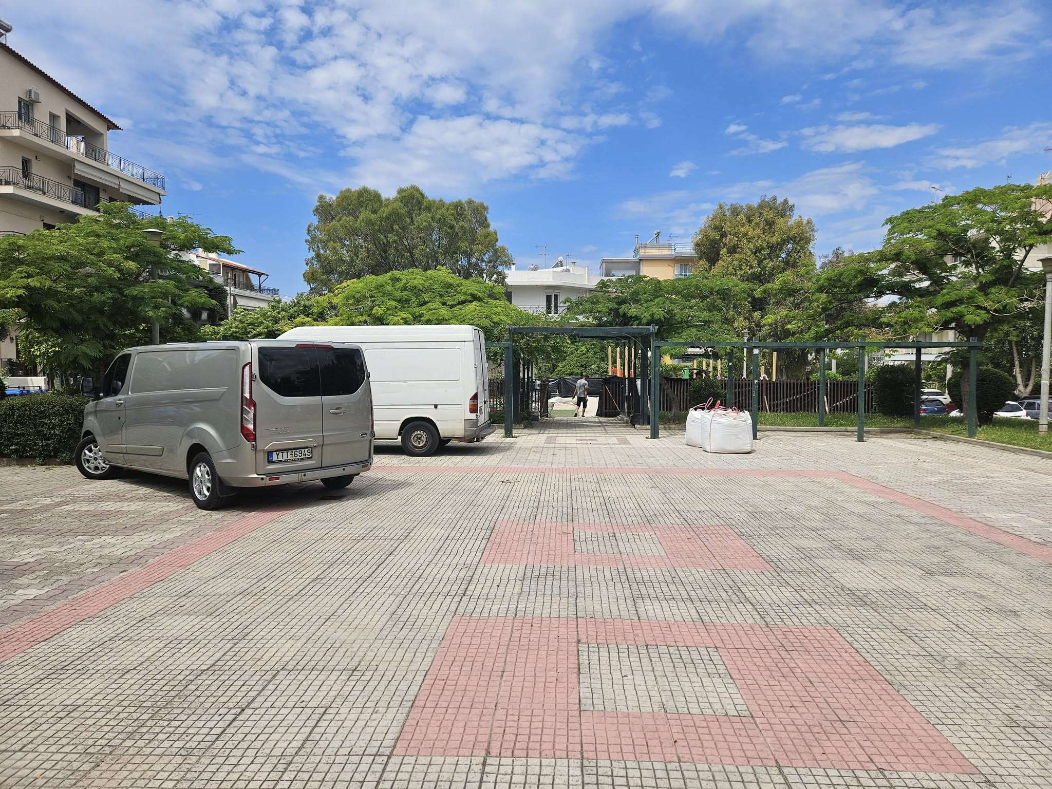 Άρχισε η ανάπλαση σε 3 κεντρικές πλατείας της Αργυρούπολης