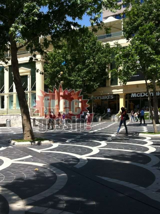 Reportaz! To freegossip.gr μίλια μακριά. Που βρίσκεται αυτή η πλατεία με τα Μακ Ντόναλντς;