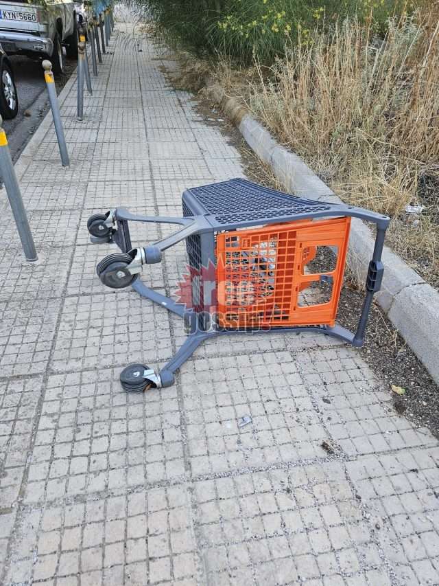 Γλυφάδα! Ένα πεταμένο καρότσι.! Εκφράζει τα νεύρα πολλών που κυκλοφορούν στους δρόμους
