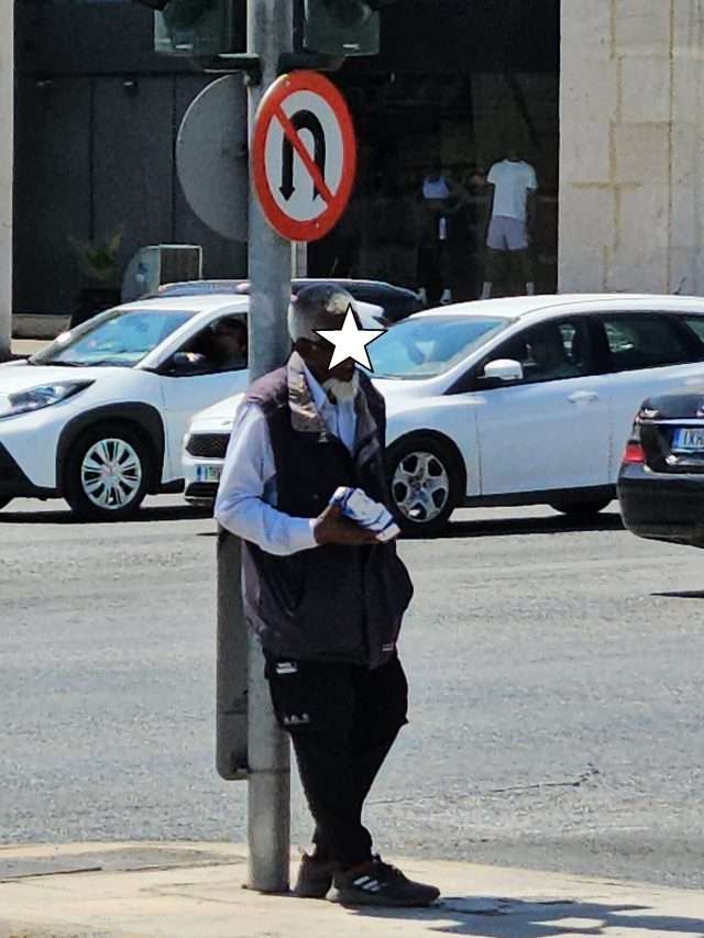 Γλυφάδα τώρα Μετανάστες! Δεν τον βλέπει κανείς στο πιο κεντρικό φανάρι;