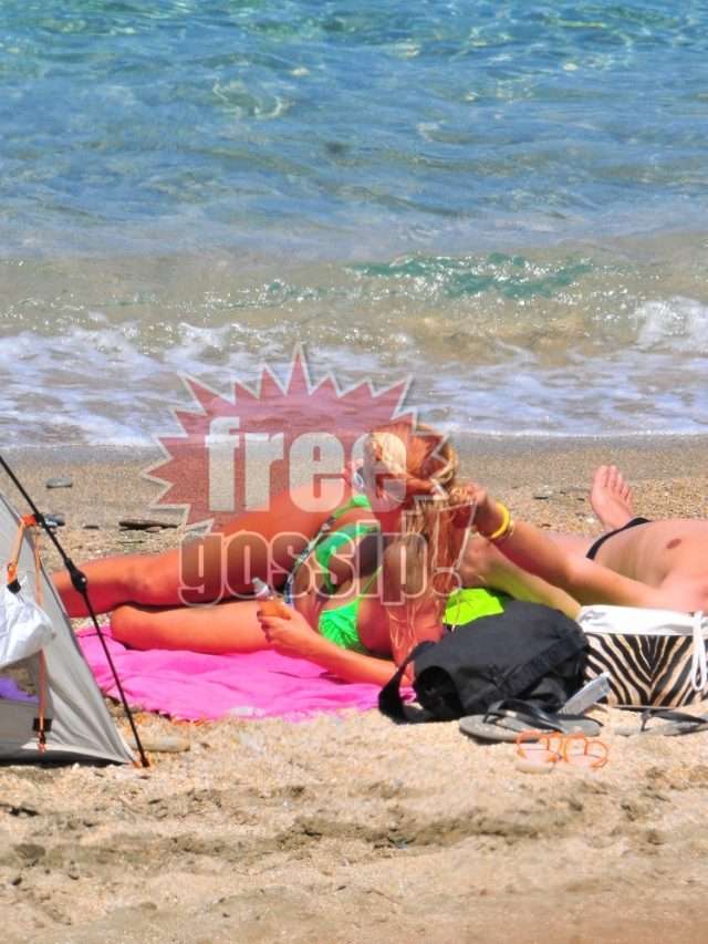 Ελένη Μενεγάκη hair salon on the beach! Ο κομμωτής δίπλα της πλέκει κοτσίδες ξαπλωμένος!