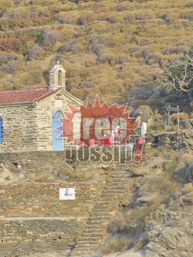 Ελένη Μενεγάκη! Η εκκλησία και η παραλία που κάνει το μπάνιο της από μακριά…