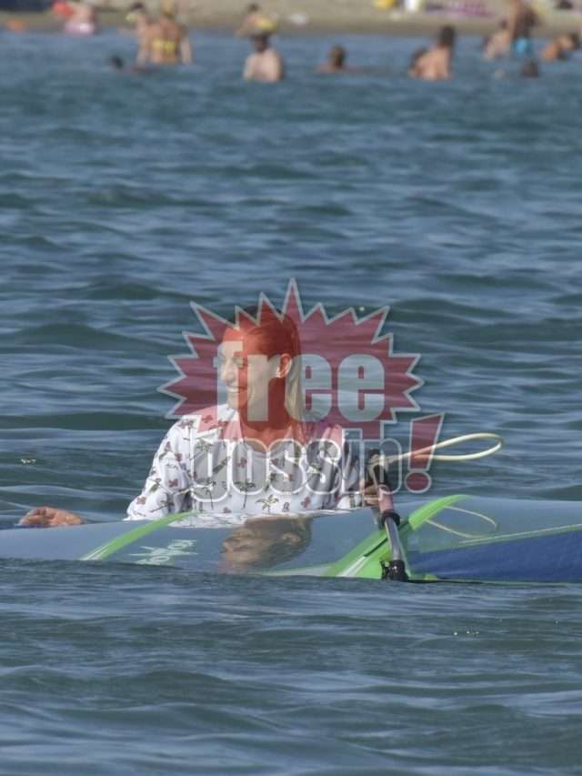 Ελεονώρα Μελέτη Σερφάρει με καύσωνα στην Παλαιά Φώκαια