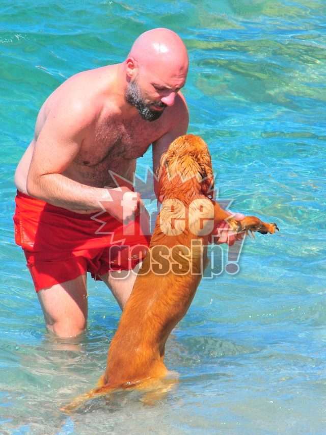 Νίκος Μουτσινάς! Ποιος μαθαίνει κολύμπι σε ποιον;