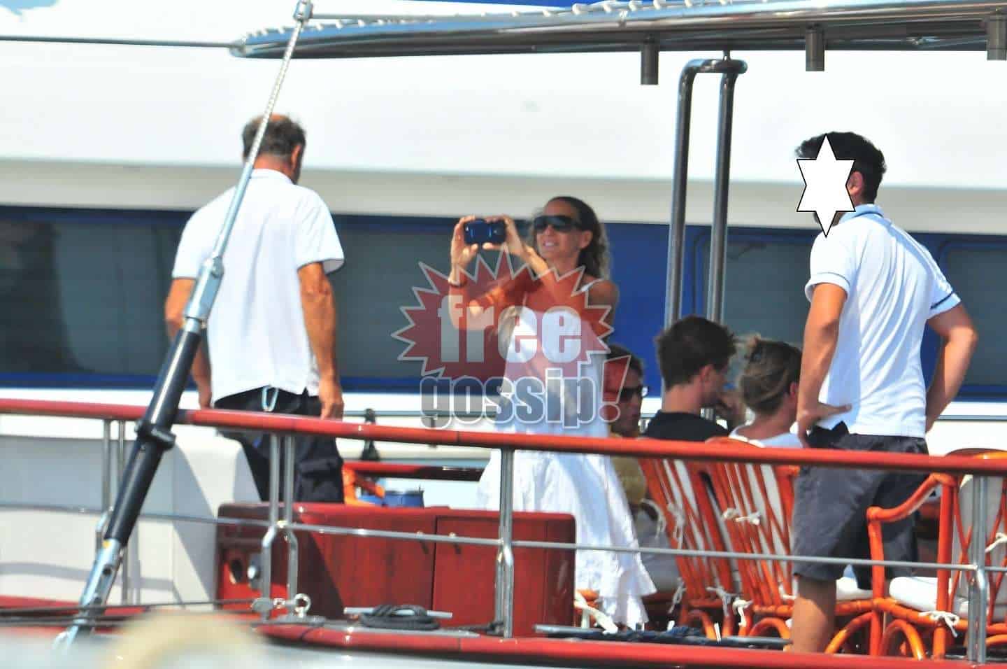 Η Σάρα Τζέσικα Πάρκερ στην Ελλάδα, φωτογραφίζει τον...καπετάνιο!