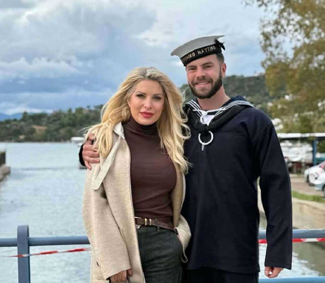 Ελένη Μενεγάκη Σήμερα ο Άγγελος ορκίστηκε στο ναυτικό κι εγώ ορκιζόμουν να είμαι ψύχραιμη … 1 1 1 2