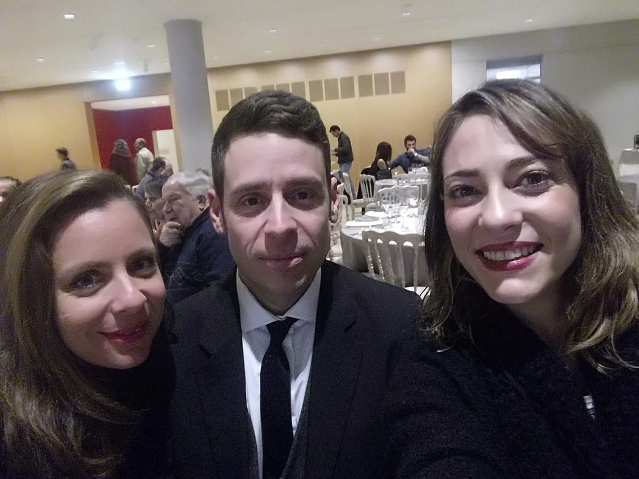 Αλεξάνδρα Ούστα βιογραφικό σήμερα! Η προσωπική ζωή, η ηλικία, το ύψος, η καταγωγή, οι σπουδές, και τα κιλά Η Αλεξάνδρα Ούστα (γεν. 10 Ιουνίου 1982) είναι Ελληνίδα ηθοποιός. Είναι απόφοιτη της δραματικής σχολής «Θεμέλιο» του Νίκου Βασταρδή. Έγινε ιδιαίτερα γνωστή στο ευρύ κοινό από τη συμμετοχή της στην κωμική σειρά του Mega Channel Η ώρα η καλή ενώ αργότερα ακολούθησαν κι άλλες επιτυχημένες τηλεοπτικές συμμετοχές μεταξύ των οποίων Λατρεμένοι μου γείτονες και Τα Μυστικά της Εδέμ. Αλεξάνδρα Ούστα Γενικές πληροφορίες Όνομα στη μητρική γλώσσα Αλεξάνδρα Ούστα (Ελληνικά) Γέννηση 10 Ιουνίου 1982 (39 ετών) Αθήνα Εκπαίδευση και γλώσσες Μητρική γλώσσα Ελληνικά Ομιλούμενες γλώσσες Ελληνικά Σπουδές Δραματική Σχολή Θεμέλιο Αλεξάνδρα Ούστα: «Δεν θα βαφτίσουμε το παιδί μας» Πληροφορίες ασχολίας Ιδιότητα Ηθοποιός Οικογένεια Σύζυγος Γιάννης Σαρακατσάνης (ν. 2016) Τέκνα Αύγουστος Σαρακατσάνης Αξιώματα και βραβεύσεις Βραβεύσεις Β' Σταρ Ελλάς 2000 Αλεξάνδρα Ούστα: Περνάει την καραντίνα αγκαλιά με τον γιο της Βιογραφία Γεννήθηκε στις 10 Ιουνίου του 1982 στην Αθήνα. Στις αρχές του 2000, κι ενώ πήγαινε ακόμη σχολείο, αποφάσισε να δηλώσει συμμετοχή στα Καλλιστεία του ANT1 ύστερα από παρότρυνση της μητέρας της. Η ίδια δήλωσε σε συνέντευξή της για τη συμμετοχή της στο διαγωνισμό: "Προσωπικά δεν είχα καμία ανάγκη να πάω, αλλά η μητέρα μου επέμενε τότε για δύο τρία χρόνια συνεχόμενα. Εγώ πήγαινα τότε σχολείο... Εγώ δεν πήγαινα βεβαίως με την προοπτική να πάρω έναν τίτλο. Δεν με αφορούσε και δεν με ενδιέφερε κιόλας... Το ότι θα γλίτωνα και ένα μήνα από το σχολείο, ήταν ένα σοβαρό κίνητρο..." Παρόλες τις προτάσεις για να ασχοληθεί με το modeling τελικά αποφάσισε να ασχοληθεί μόνο με την υποκριτική. Έτσι ξεκίνησε τις σπουδές της στη Δραματική Σχολή «Θεμέλιο» του Νίκου Βασταρδή από όπου αποφοίτησε το 2003. Έγκυος στο πρώτο της παιδί η Αλεξάνδρα Ούστα; Τη σεζόν 2003-2004 έκανε την πρώτη της εμφάνιση στο θέατρο συμμετέχοντας στην ελληνική μεταφορά του μιούζικαλ Grease στο Θέατρο Λαμπέτη. Το 2004, ύστερα από οντισιόν, πήρε το ρόλο της Χριστίνας Φωτιάδη στην κωμική σειρά του Mega Channel Η ώρα η καλή. Εκεί για τρεις σεζόν πρωταγωνίστησε μαζί με τον Πάνου Μιχαλόπουλου και την Κάρμεν Ρουγγέρη υποδυόμενη την έφηβη κόρη της οικογένειας Φωτιάδη. Το 2007 πρωταγωνίστησε στο επεισόδιο Το αμάρτημα της μητρός μου της κωμικής σειράς Safe Sex TV Stories. Tη σεζόν 2007-2008 πρωταγωνίστησε στην κωμική σειρά του ΑΝΤ1 Ο τζίτζικας και ο μέρμηγκας. Τη αμέσως επόμενη σεζόν ακολούθησε ο ρόλος της Ιφιγένειας Γαληνού στο δεύτερο κύκλο της κωμικής σειράς Λατρεμένοι μου γείτονες υποδυόμενη την κόρη του Χρήστου Σιμαρδάνη και της Ράνιας Σχίζα.[2] Το 2009 έκανε μία guest εμφάνιση στη δραματική σειρά Ιατρικό Απόρρητο ενώ το 2010 είχε ένα ρόλο τεσσάρων επεισοδίων στην κωμική σειρά της Μυρτούς Κοντοβά Μίλα Μου Βρώμικα. Τον Σεπτέμβριο του 2010 εντάχθηκε στο καστ του τρίτου κύκλου της καθημερινής σειράς του Mega Channel Τα Μυστικά της Εδέμ έχοντας το ρόλο της Άννας Βεργή. Η παρουσία της στη σειρά συνεχίστηκε και τη σεζόν 2011-2012 στον τέταρτο κύκλο.[3] Τη σεζόν 2012-2013 είχε έναν από τους βασικούς ρόλους στη δραματική σειρά της κυπριακής τηλεόρασης Μηδέν. Το 2014 έκανε μία guest εμφάνιση στην κωμική σειρά Με τα παντελόνια κάτω. Τα τελευταία χρόνια, έχει αφοσιωθεί στο θέατρο, παίζοντας σε πολλές παραστάσεις. Το καλοκαίρι του 2014, έκανε περιοδεία με το έργο «Βάτραχοι», τη σεζόν 2014-2015 έπαιξε στην παράσταση «Ντόλλυ, η προξενήτρα» στο θέατρο Αλίκη, ενώ ακολούθησαν οι παραστάσεις «Ο μάγος του Οζ» στο 'Θέατρον' Κέντρο πολιτισμού "Ελληνικός κόσμος", «Το τελευταίο πανέρι» (2016, El convento del arte), «Είσαι ένα κτήνος, Βίσκοβιτς» (2016-17, Bob theater festival | Bios.Tesla main), «Ο Κόκορας» (2016-17, Θέατρο Ριφιφί), «Re-union μετά θάνατον» (2017, El convento del arte), «Οι Εφευρέσεις που άλλαξαν τον Κόσμο» (2017-18, θέατρο Γκλόρια), «Προσεχώς απόδραση» (2017-18, El convento del arte | Bob theater festival | Bios.Tesla main), «Τι ζούμε;» (2017-18, θέατρο Βέμπο), «Νυφικό πεντοζάλι» (2018-19, El convento del arte) και «Ταξιδιώτες στο χρόνο» (2018-19, θέατρο Τζένη Καρέζη). Προσωπική ζωή Υπήρξε η τελευταία σύντροφος της ζωής του Σάκη Μπουλά. Το 2016, παντρεύτηκε τον επίσης ηθοποιό Γιάννη Σαρακατσάνη, με τον οποίο απέκτησε έναν γιό, τον Αύγουστο (γενν. 21 Φεβρουαρίου 2020). Φιλμογραφία Τηλεόραση Έτος Τίτλος Προγράμματος Κανάλι Ρόλος Σημειώσεις 2000 Διαγωνισμός Ομορφιάς ΑΝΤ1 ANT1 Η Ίδια Διαγωνιζόμενη | Β' Σταρ Ελλάς 2004-2007 Η ώρα η καλή MEGA Χριστίνα Φωτιάδη Πρωταγωνιστικός Ρόλος 2007 Safe Sex TV Stories MEGA Βίκυ Επεισόδιο: "Το αμάρτημα της μητρός μου" 2007-2008 Ο τζίτζικας και ο μέρμηγκας ANT1 Μαρίνα Κάβουρα Πρωταγωνιστικός Ρόλος 2008-2009 Λατρεμένοι μου γείτονες MEGA Ιφιγένεια Γαληνού Πρωταγωνιστικός Ρόλος 2009 Ιατρικό Απόρρητο ANT1 σχέση ασθενή 2 επεισόδια 2010 Μίλα Μου Βρώμικα MEGA Ειρήνη 4 επεισόδια 2010-2012 Τα Μυστικά της Εδέμ MEGA Άννα Βεργή Πρωταγωνιστικός Ρόλος 2012-2013 Μηδέν MEGA Κύπρου Πρωταγωνιστικός Ρόλος 2014 Με τα παντελόνια κάτω MEGA Σωτηρία Ρουμελιώτου 2 επεισόδια Θέατρο Έτος Τίτλος Παράστασης Χώρος 2003-2004 Grease Θέατρο Λαμπέτη | Θέατρο Σμαρούλα 2014 Βάτραχοι καλοκαιρινή περιοδεία 2014-2015 Ντόλλυ, η προξενήτρα Θέατρο Αλίκη 2015-2016 Ο μάγος του Οζ 'Θέατρον' Κέντρο πολιτισμού "Ελληνικός κόσμος" 2016 Το τελευταίο πανέρι El convento del arte 2016-2017 Είσαι ένα κτήνος, Βίσκοβιτς Bob theater festival | Bios.Tesla main https://www.youtube.com/watch?v=2WaQnpUAZqA Ο Κόκορας Εστιατόριο Ριφιφί 2017 Re-union μετά θάνατον El convento del arte 2017-2018 Οι Εφευρέσεις που άλλαξαν τον Κόσμο Θέατρο Γκλόρια (παιδική σκηνή) Προσεχώς απόδραση El convento del arte | Bob theater festival | Bios.Tesla main Τι ζούμε; Θέατρο Βέμπο 2018-2019 Νυφικό Πεντοζάλι El convento del arte Ταξιδιώτες στο χρόνο Θέατρο Τζένη Καρέζη Αλεξάνδρα Ούστα για Σάκη Μπουλά: «Είναι άγριο να έχεις χάσει τον άνθρωπό σου & να σου λένε» Η κάμερα της εκπομπής MEGA Καλημέρα συνάντησε την Αλεξάνδρα Ούστα, η οποία μίλησε για το γιο της και την απόφασή της να μην τον βαφτίσει, ενώ μοιράστηκε και τις αναμνήσεις της από το Σάκη Μπουλά. Μαγειρία στα σούπερ μάρκετ! Τηγανιά κοτόπουλο με άρωμα κουρκουμά 6,31 η μερίδα «Είμαι πολύ καλά. Στην καθημερινότητά μου όλη η προσοχή μου πέφτει στον μικρό, θα πάμε μπάσκετ, παιδική χαρά και στο σπίτι», είπε η ταλαντούχα ηθοποιός. Η ίδια αποκάλυψε ότι στο ξεκίνημα της καριέρα της, το 2000 είχε πάρει μέρος και στα καλλιστεία. «Είχα πάρει μέρος στα καλλιστεία και είχα βγει Β’ Σταρ Ελλάς. Δεν ήταν κάποιος συγκεκριμένος στόχος, απλά συνέβη», είπε. Αναφερόμενη στις κακοποιητικές συμπεριφορές στο χώρο του θεάματος, και απαντώντας στο αν έχει βιώσει σχετικά περιστατικά, η όμορφη ηθοποιός είπε ότι «Όλο και κάτι έχει υπάρξει. Από τη σχολή στο λένε, ότι πρέπει να έχεις γερό στομάχι σε αυτή τη δουλειά. Δεν ξέρεις γιατί στο λένε και λες ότι “εγώ έχω γερό στομάχι”. Αυτό που συνέβη με είχε ρίξει λίγο, το ξεπέρασα και προχώρησα παρακάτω». Η Αλεξάνδρα Ούστα μίλησε και για τις δυσκολίες που αντιμετώπισε όταν πήγαινε να γεννήσει το γιο της, αλλά και την απόφασή της να μην τον βαφτίσει. «Το βράδυ πριν μπω στο μαιευτήριο είχα ραντεβού με το γιατρό, και είδε ότι κάτι δεν πήγαινε καλά. Έπαθα αλλεργικό σοκ, έπεσαν οι παλμοί του μωρού και έκανα καισαρική. Όλα έγιναν πολύ γρήγορα», είπε χαρακτηριστικά, ενώ πρόσθεσε ότι «Θα δώσω το δικαίωμα επιλογής στο γιο μου, θα διαμορφώσει τη δική του άποψη και αν θέλει να βαφτιστεί ας το κάνει, αν θέλει ας γίνει βουδιστής, ό,τι θέλει». Σχετικά με τις απώλειες που έχει βιώσει, μεταξύ αυτών και αυτή του Σάκη Μπουλά, η Αλεξάνδρα Ούστα σημείωσε ότι «Όλες οι απώλειες με έχουν σημαδέψει. Κάθε χρόνο έχανα κι έναν άνθρωπο, γονείς, παππούδες». «Ο Σάκης Μπουλάς ήταν πολύ ευχάριστος άνθρωπος, παρά το ότι είχε τα δικά του σκοτάδια και τις στεναχώριες του. Μου έχει μείνει πολλή αγάπη και μια γλυκιά νοσταλγία», πρόσθεσε. Μάλιστα, μίλησε και για τη δύσκολη περίοδο που πέρασε όταν «έφυγε» ο Σάκης Μπουλάς, με τους δημοσιογράφους να την «καταδιώκουν». «Είναι άγριο να έχεις χάσει τον άνθρωπό σου και να την έχουν στήσει έξω από το σπίτι για να σου πάρουν μια δήλωση, και να σου λένε πήγαινε πιο αργά για να σε πάρω πλάνο. Μου έλεγαν αν δε μιλήσει για τον Μπουλά, δεν τη θέλω στην εκπομπή. Δεν πειράζει ρε φίλε, ούτε εγώ θέλω», είπε. «Ήταν μια εξαιρετικά περίεργη σύμπτωση ότι γέννησα την ημέρα που έκλειναν 6 χρόνια από το θάνατο του Σάκη Μπουλά», ανέφερε ακόμα η αγαπημένη ηθοποιός 1