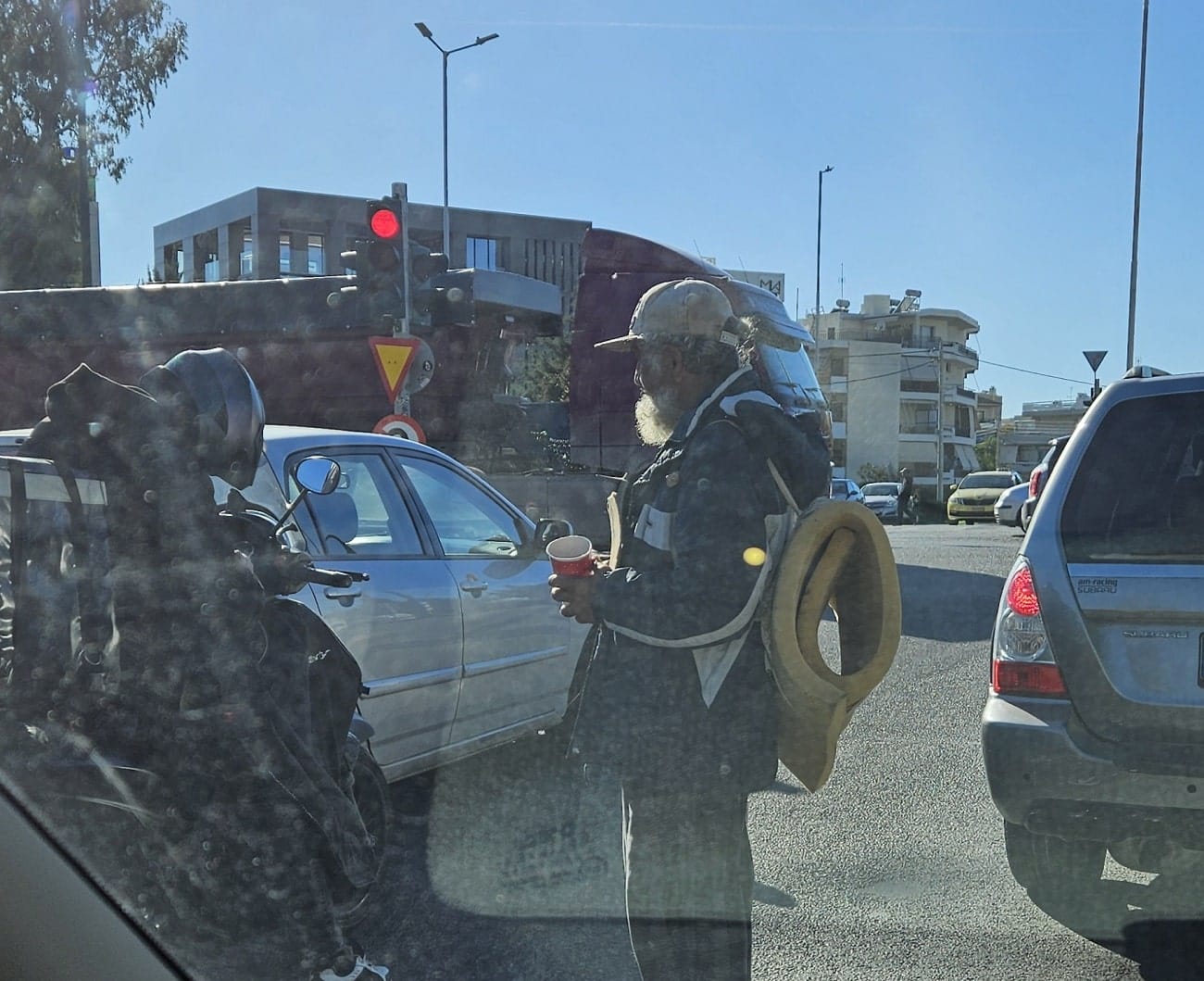 Γλυφάδα επαίτες αλλοδαποί στα φανάρια 365 μέρες το χρόνο ίδιο σημείο ταμπέλα στολή 1