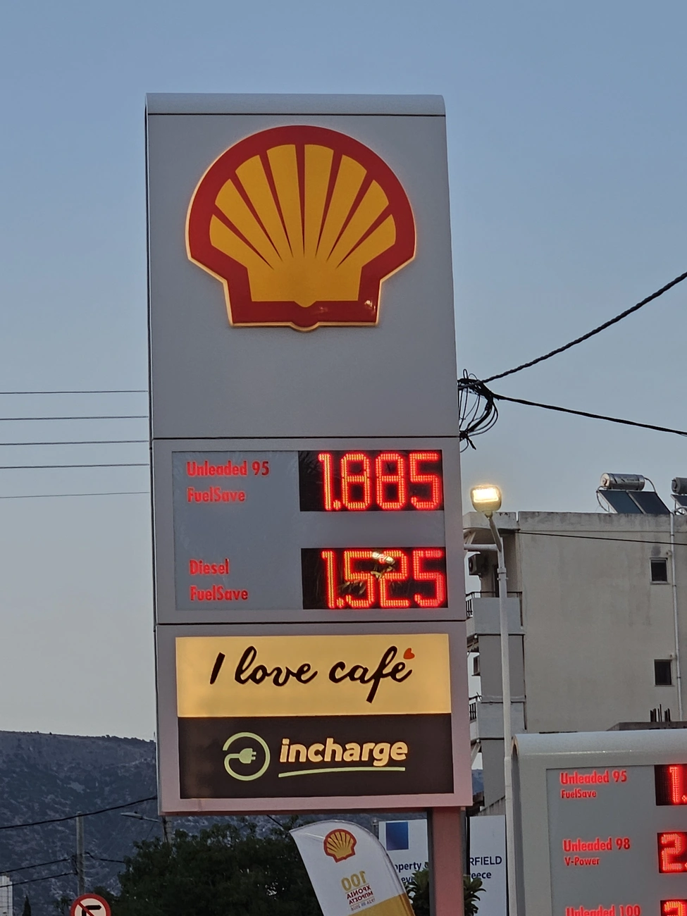 Ταμπέλα πρατηρίου με την τιμή του πετρελαίου κίνησης Diesel FuelSave στο 1,525 ευρώ το λίτρο